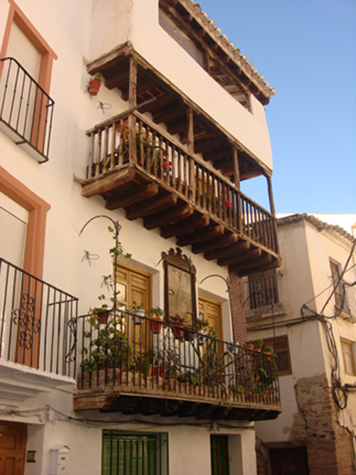 casas moriscas con balcones de madera