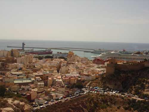 la alcazaba con el puerto comercial