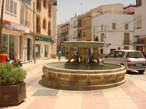 plaza con fuente de leones